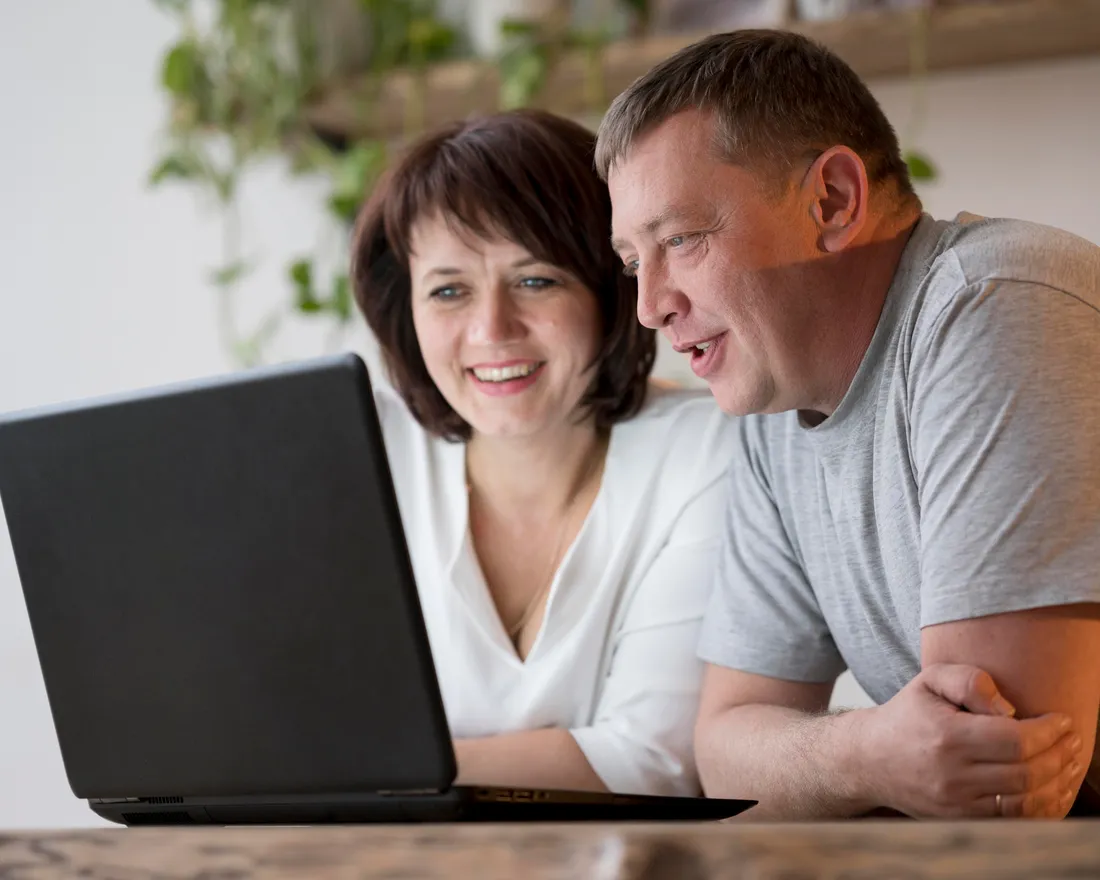 Un couple étudie son dossier de prêt