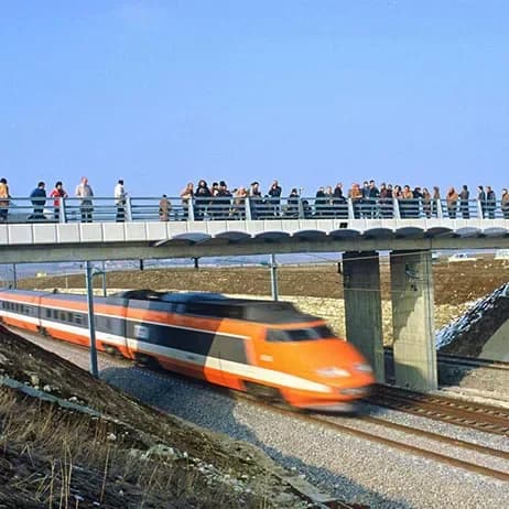 Un TGV Sud-Est orange franchissant un viaduc